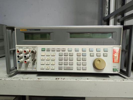 주문 중고 상태의 600MHz 진폭 신호 및 RS-232 인터페이스를 갖춘 Fluke 5520A 다목적 교정기 재활용 온라인 제조