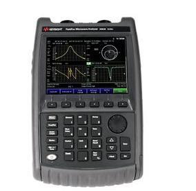 구입하다 키사이트 필드폭스 휴대용 마이크로파 분석기 54 GHz와 120 MHz 간격 없는 대역폭 및 견고한 스플래시 방지 디자인 온라인 제조