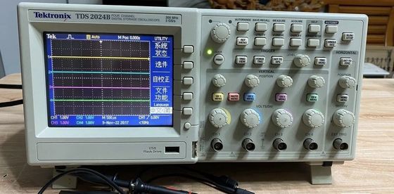 사용된 텍트로닉스 TDS2024B 다채널 4CH 2GSs 200MHz 색 DSO 좋은 조건