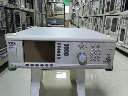 사용된 20 GHz Anritsu MG3692B 마이크로파 신호 생성기 85-264 Vac 250 VA