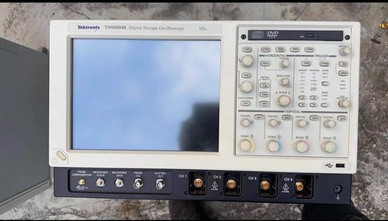 사용된 테크트로닉스 TDS6604B 디지털 저장 오실로스코프 4 채널 6 GHz 컬러 LCD