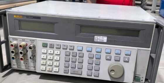 플루크 5520A 다기능 캘리브레이터 20A 압력 측정과 함께 직류 출력 600 MHz 범위 캘리브레이션